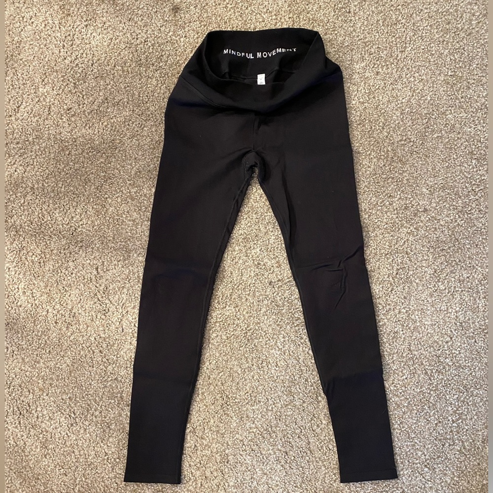 All yoga pants - ribbed - size M